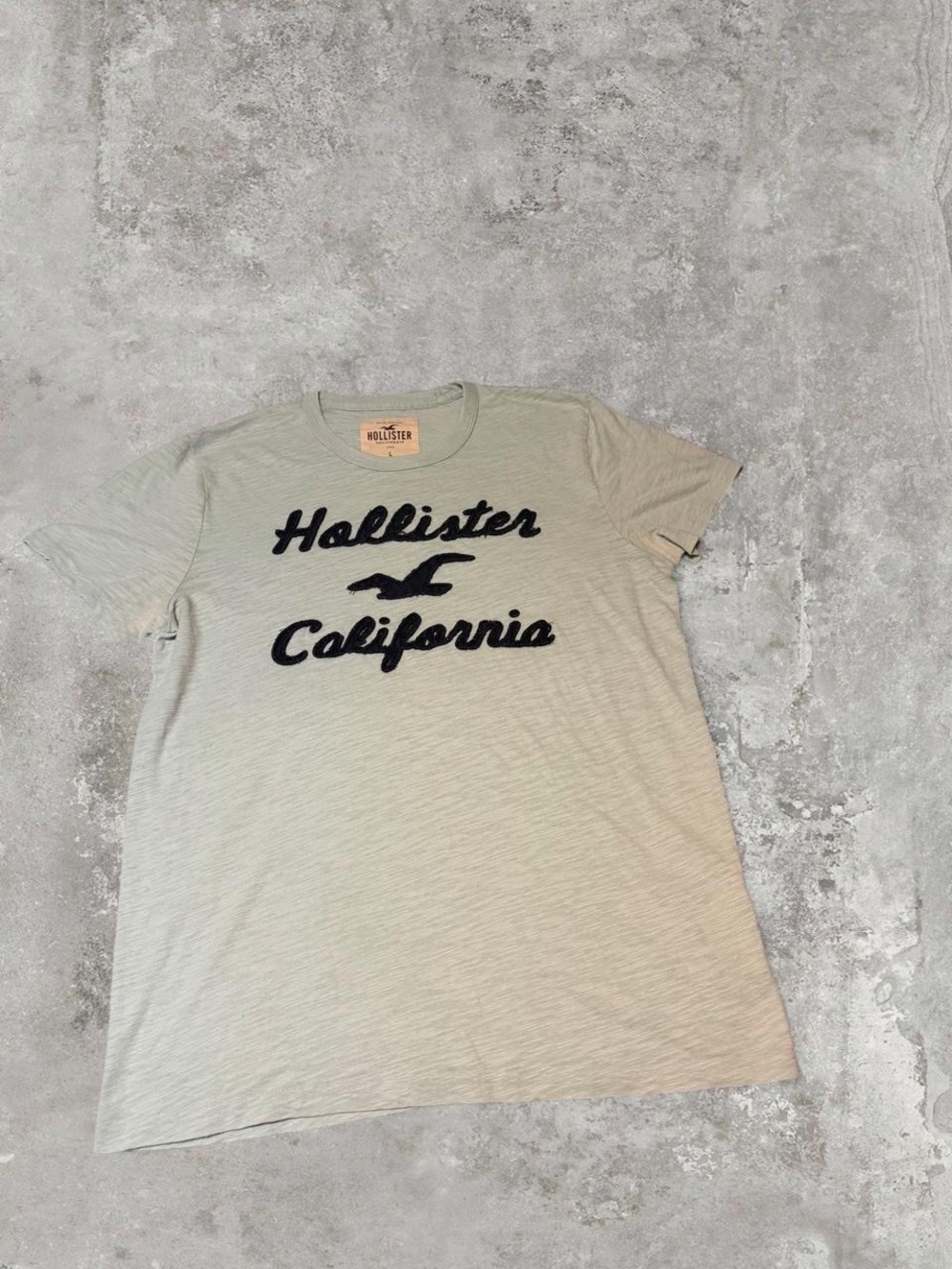 Hollister Men’s Y2K Vintage Sage Green Short-Sleeve Logo Tee with Navy Script L
